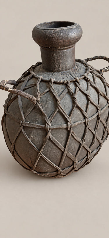 Cántaro decorativo oscuro con entramado de tiras — detalle del cuello y las tiras