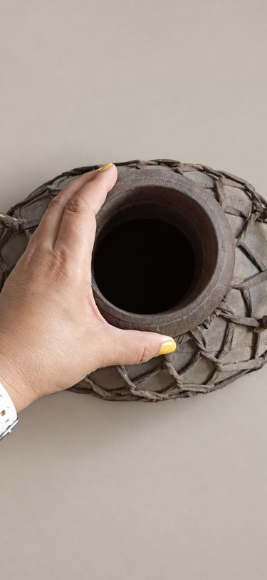Cántaro decorativo oscuro con entramado de tiras — boca vista desde arriba