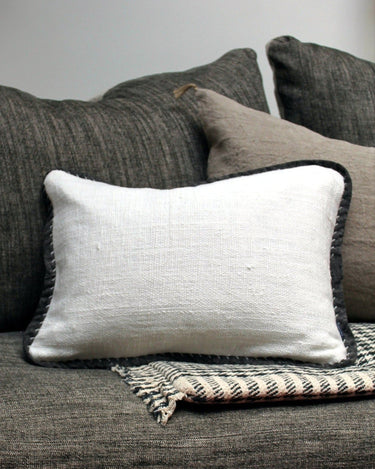 Funda de cojín Khadi blanca de algodón con ribete negro Caravane