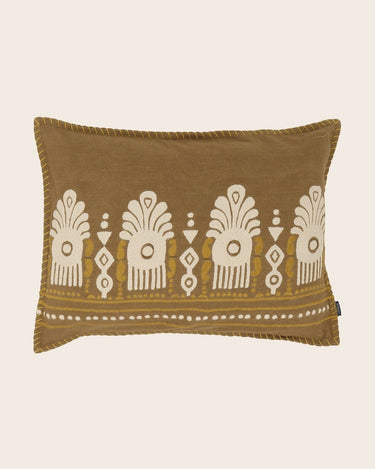 Funda de cojín Naya Ikat Caravane en ambiente natural