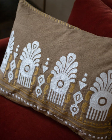 Detalle de funda de cojín Naya Ikat Caravane