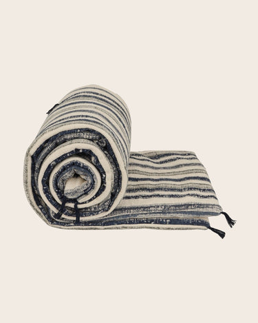 Funda de sofá khadi a rayas Caravane vista cercana