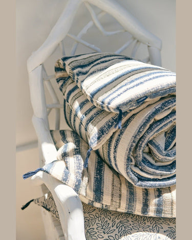 Detalle de funda de sofá Kormo khadi a rayas Caravane
