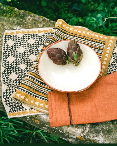 Mantel individual Kantha Caravane en mesa natural