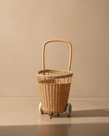 Carrito de compra de mimbre blanco con ruedas — vista principal
