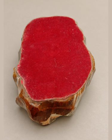 Base del cenicero de piedra con revestimiento de fieltro rojo