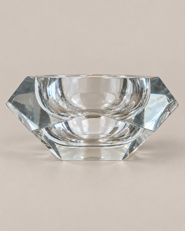 Perfil del cenicero de cristal de Murano en forma de diamante apoyado sobre fondo topo claro