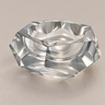 Cenicero de Murano vintage de cristal transparente en forma de diamante sobre fondo topo claro