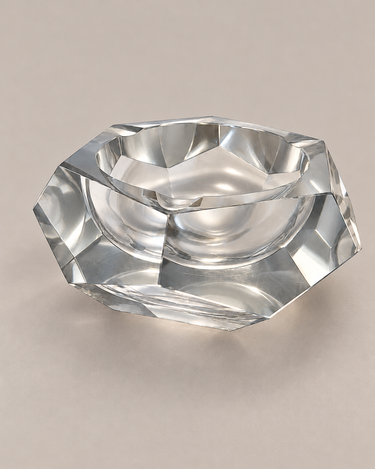 Cenicero de Murano vintage de cristal transparente en forma de diamante sobre fondo topo claro