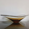 Centro de mesa vintage de vidrio ámbar, de perfil bajo con extremos elevados y borde transparente