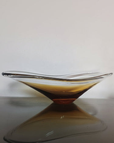 Centro de mesa vintage de vidrio ámbar, de perfil bajo con extremos elevados y borde transparente