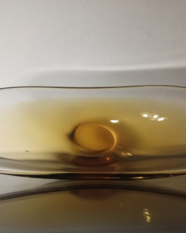 Centros de mesa de vidrio: detalle del espesor transparente y la zona ámbar de esta pieza vintage