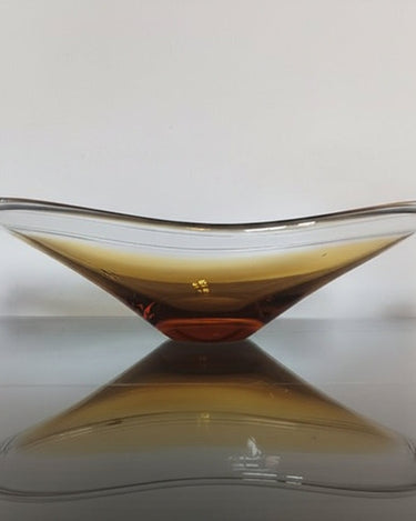 Vista baja del centro de mesa ámbar, con curvas transparentes a ambos lados