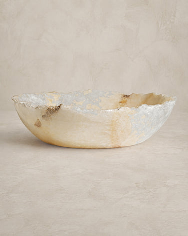 Centro de mesa de ónix crema de Vical sobre fondo topo claro