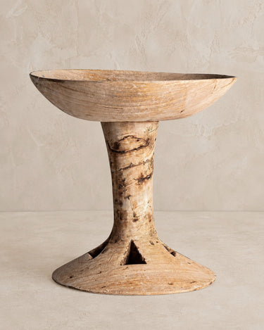 Centro de mesa de madera de suar marrón envejecido de Vical sobre fondo topo claro