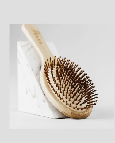 Détail de la brosse à cheveux en bois