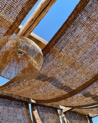 Cerramiento de fibra de coco natural en jardín