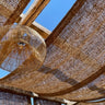 Cerramiento de fibra de coco natural en jardín