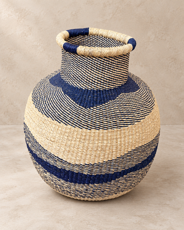 Tressage des paniers artisanaux naturel et bleu marine, vue latérale de cette pièce