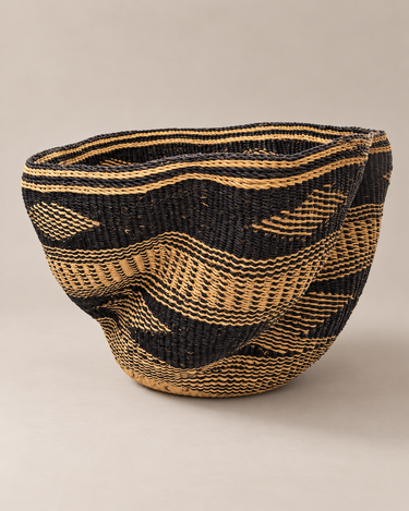Cesta de Matuta Home tejida a mano con motivos geométricos negros y naturales, vista lateral