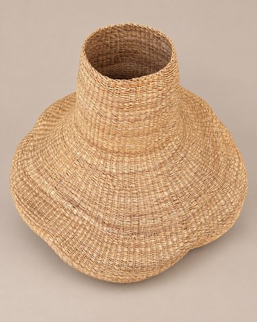 Abertura superior y detalle del trenzado de la cesta Bolga natural de Matuta Home