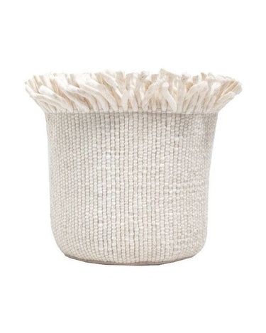 Cesta de lana con flecos, cesta aislada con el borde de flecos visible