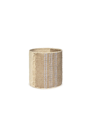 Cesta artesanal de fibras naturales color jacaranda de 20 × 20 cm