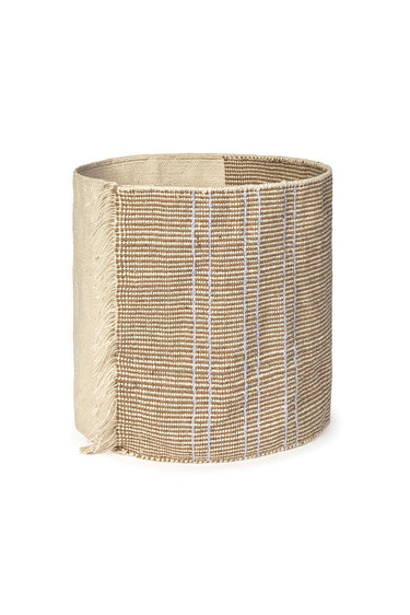 Cesta artesanal de fibras naturales color jacaranda de 35 × 35 cm