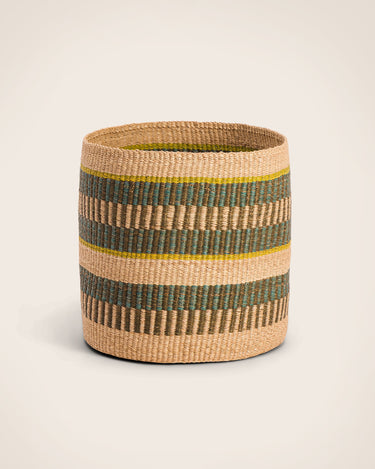Cesta Caravane trenzada con rayas verdes y amarillas, vista de estudio