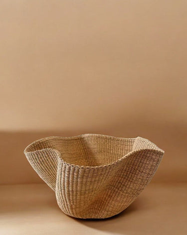 Cesta ondulada de fibra natural pequeña de Matuta Home