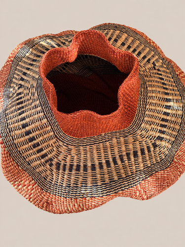 Abertura superior ondulada e interior de la cesta artesanal de Ghana