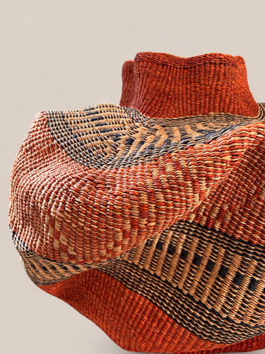 Detalle de las ondas y el cuello de la cesta tejida a mano