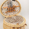 Cesta de picnic corazón de mimbre natural para dos de PIETRA DI CASA, abierta, con cubiertos sujetos a la tapa