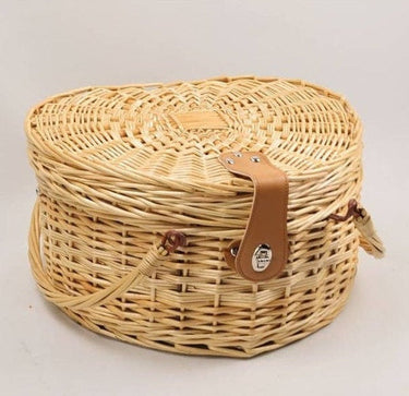 Cesta de picnic corazón de mimbre natural para dos de PIETRA DI CASA, cerrada, vista del cierre y del trenzado