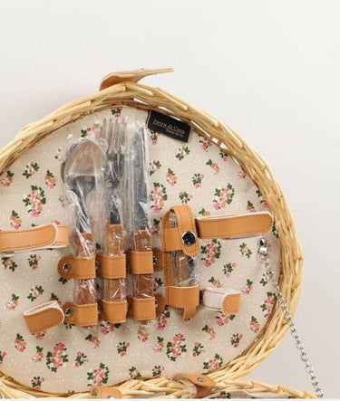 Cesta de picnic corazón de mimbre natural para dos de PIETRA DI CASA, detalle de los cubiertos y del forro floral