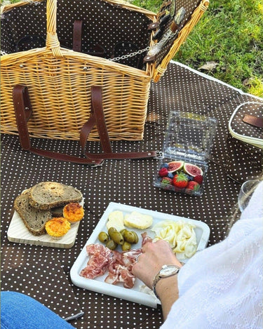 Cesta picnic equipada con tabla queso, abrebotellas, bolsa térmica y manta