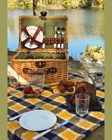 Cesta de Mimbre Clásica para Picnic de 4 Personas con Utensilios y Platos