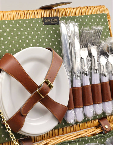 Cesta de picnic de mimbre natural para cuatro personas de PIETRA DI CASA, detalle de los platos y cubiertos sujetos a la tapa