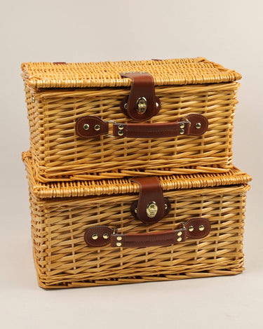 Cesta de picnic de mimbre natural para cuatro personas de PIETRA DI CASA, dos cestas cerradas apiladas
