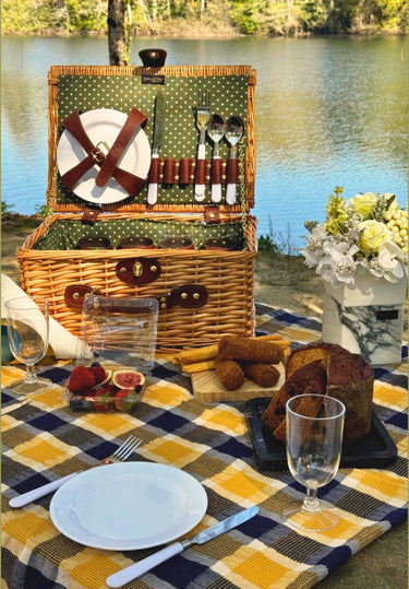 Cesta de picnic de mimbre natural para cuatro personas de PIETRA DI CASA, junto a un lago, con el picnic preparado