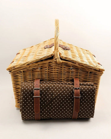 Detalle interior cesta picnic con platos porcelana y cubiertos acero inoxidable