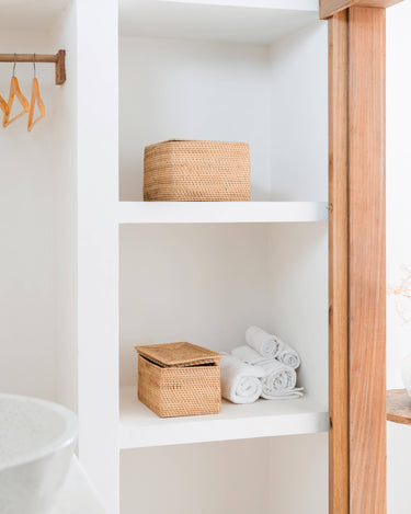 Cesta mimbre con tapa de almacenamiento decorativo en tono beige natural