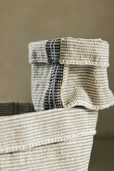 Detalle del tejido de fibra natural de la cesta de tule