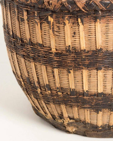 Detalle de cesto antiguo de mimbre