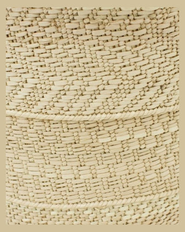 Cesto Binga africano de fibras naturales con patrón