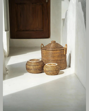 Cesto colonial con asas y tapa de fibras naturales