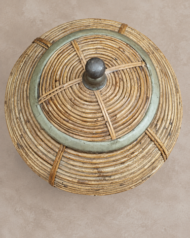 Cestos de ratán y latón vintage de Matuta Home: detalle de la tapa con pomo y fibras en espiral