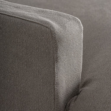 Chaise longue de lino gris de Vical, detalle del brazo redondeado