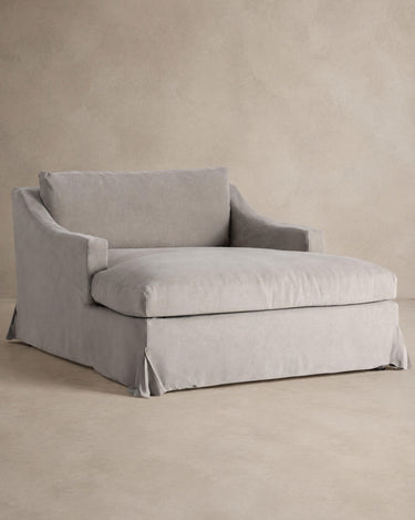 Chaise longue de lino gris Vical sobre fondo topo claro