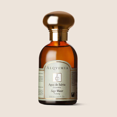 Agua de Salvia Depurativa de Alqvimia de 100 ml, en frasco ámbar con tapón dorado sobre fondo beige.